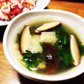 YUKIKI☆'s cooksnap of when they made 春菊・油揚げ・椎茸のすまし汁.