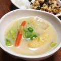 YUKIKI☆'s cooksnap of when they made 白菜・人参・油揚げの牛乳味噌汁.