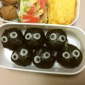 ももんじゃー's cooksnap of when they made キャラ弁　まっくろくろすけおにぎり♪.