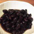 ku•x•uta's cooksnap of when they made 正月の黒豆　ツヤツヤふっくら！手抜き煮豆.
