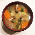 なつき☆ミ's cooksnap of when they made 白菜と玉葱とシメジの味噌汁.