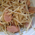 こたつねこくん's cooksnap of when they made 簡単魚肉ソーセージともやし炒め.