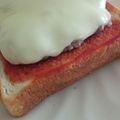 搾り汁's cooksnap of when they made 眠ってた挽肉でチーズバーガートースト☆.