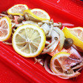 mamukana's cooksnap of when they made ルクエde鮭としめじのかぼす蒸し.