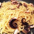 yuchinori's cooksnap of when they made タコとしめじのガーリックパスタ.