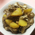 ＊にょにょん＊'s cooksnap of when they made まいたけとじゃがいもの炒め物.