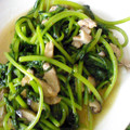 sint21's cooksnap of when they made 春菊と豚肉と茸のさっと炒め.