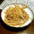 Loveatnyan's cooksnap of when they made 豚小間ともやしとニラの手抜き炒め.