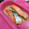 saranpyoru's cooksnap of when they made ＊ルクエde塩鮭と新玉ねぎのレンジ蒸し＊.