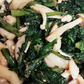 Yukanomesi's cooksnap of when they made 春菊としめじのごま和え☆簡単一品副菜に.