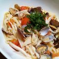 hs☆'s cooksnap of when they made 俺のボンゴレうどん☆トマトと舞茸編.