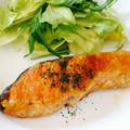 KUBONA☆'s cooksnap of when they made 塩を振らずに！鮭のムニエル.