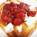 suiray's cooksnap of when they made クリームチーズとイチゴジャムのトースト.