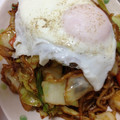 ムーヒツジ's cooksnap of when they made 目玉焼きのせ♪簡単焼きそば.