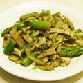 sakuni's cooksnap of when they made きのこ&アスパラ&ベーコンのガリバタ炒め.