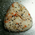 ヤミーヤムヤム's cooksnap of when they made さけとごま塩の簡単おにぎり♪.