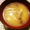 eiyoushi's cooksnap of when they made ★絹ごし豆腐ときのこのツル②お味噌汁★.