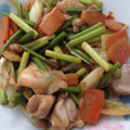 くぅちゃんかーちゃん's cooksnap of when they made にんにくの芽と鶏モモ肉のオイマヨ炒め★.