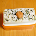 つちかな's cooksnap of when they made 鮭フレークとワカメごまのおにぎり 幼児食.