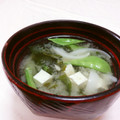 赤い電話's cooksnap of when they made 新たまねぎと絹さやの味噌汁.