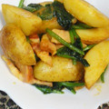民明書房's cooksnap of when they made じゃがいもとほうれん草のカレー炒め.