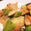 donnoyome's cooksnap of when they made 簡単！鮭とアボカドの醤油炒め.