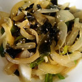 yulanna's cooksnap of when they made 新玉ねぎとわかめのサッと炒め.