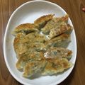 聞き耳's cooksnap of when they made テフロンの剥がれたフライパンで焼く餃子！.