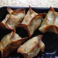 emi0015's cooksnap of when they made 餃子の皮で作るグリンピースたっぷりサモサ.