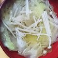 うっちー38's cooksnap of when they made 【冷蔵庫掃除】レタスとえのきのスープ.