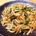 chirochan☆'s cooksnap of when they made 激安☆カリカリ鶏皮のピリ辛焼きうどん.