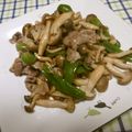 デカちゃん's cooksnap of when they made 豚肉としめじ炒め.