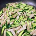 usagi1019's cooksnap of when they made 簡単！レタスキュウリ炒め.