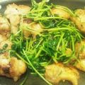 sohtomo's cooksnap of when they made 鶏ムネ肉&豆苗のガリバタレモン炒め.