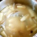 sumomocook's cooksnap of when they made しめじと玉ねぎのみそ汁.