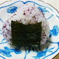 taako1552's cooksnap of when they made ゆかりのおにぎり(のり巻いた！).