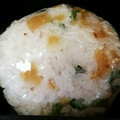 hiro★kuma's cooksnap of when they made 大葉と揚げ玉のおにぎり♡.