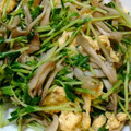 natsuたろう's cooksnap of when they made 豆苗、きのこ、たまごの炒めもの.