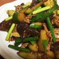 カフェ店員M子's cooksnap of when they made パリパリきゅうりとカリカリ豚の醤油炒め.