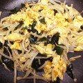 chirochan☆'s cooksnap of when they made もやしとわかめと卵の中華風炒め物.