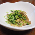 はらぺこ蒼虫's cooksnap of when they made 簡単 早い！ 豆苗と きのこの 炒め物♪.