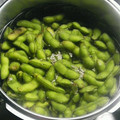 mikimatsu's cooksnap of when they made 圧力鍋で黒枝豆を蒸しちゃった.