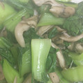遥か遠くにいくはるか's cooksnap of when they made 青梗菜とマイタケの炒め物.