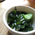 なっちゃんちの食卓's cooksnap of when they made 簡単ヘルシー♡きゅうりとわかめの酢の物♡.