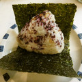 Hirarinn☆'s cooksnap of when they made ゆかりのおにぎり(のり巻いた！).