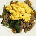 Meeelo's cooksnap of when they made 小松菜と豚肉の炒め物☆ふわとろ卵のせ♡.