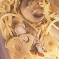 ykbiiin's cooksnap of when they made 牡蠣と海老のアヒージョ＆オイルパスタ.