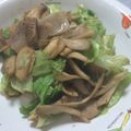 はまちょん☆'s cooksnap of when they made 生姜風味＊しめじ・豚こま・レタス炒め.