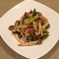 まりうさ's cooksnap of when they made 豚肉＆しめじ＆長ネギ✿にんにくマヨ炒め♡.