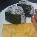 2児ママみきてぃ's cooksnap of when they made ゆかりのおにぎり(のり巻いた！).